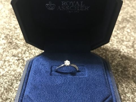【ROYAL ASSCHER(ロイヤル・アッシャー)の口コミ】 とにかくダイヤの輝き具合が綺麗でした。
また、ウェーブがかかっている部…