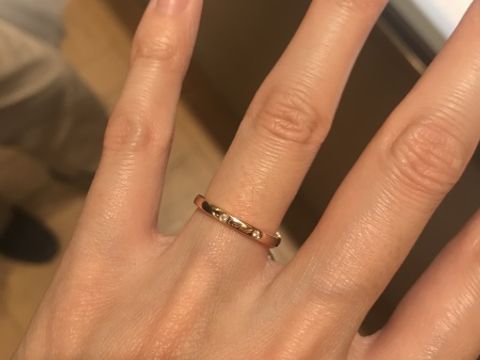 【カルティエ(Cartier)の口コミ】 色とデザインに惹かれました。
婚約指輪をプラチナにしたため、結婚指輪は…