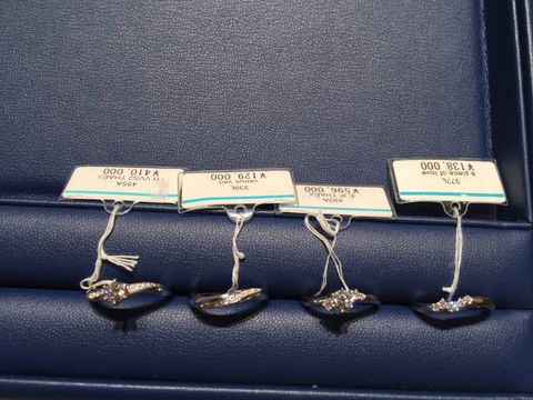 【銀座ダイヤモンドシライシの口コミ】 ダイヤモンドの輝きが綺麗です。暗闇で見ると少し微妙かもしれませんが、…