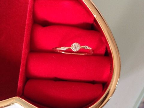 【Jupiter BLANTELIE(ジュピターブラントリエ)の口コミ】 指輪の形が波をうっているので指が綺麗に見えるとのことでした。
細身で華…