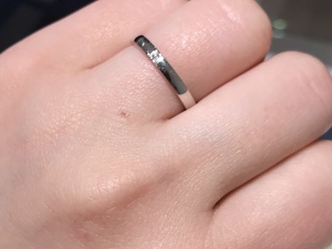 【銀座ダイヤモンドシライシの口コミ】 プラチナの土台に真ん中に一粒ダイヤの入ったストレートタイプのリング。…