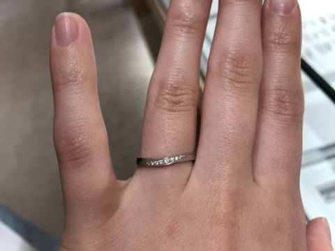 【STAR JEWELRY(スタージュエリー)の口コミ】 デザインについてはシンプルなものが多いです。
またリングの太さは太いも…