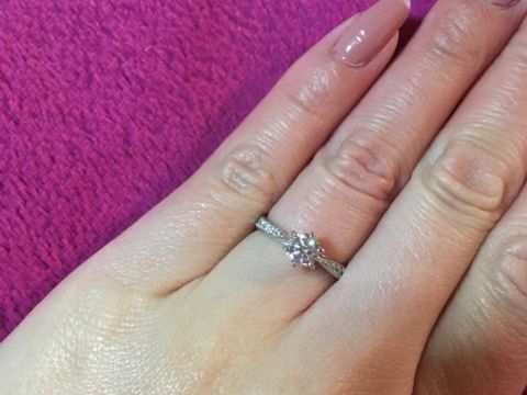 【宝寿堂(ほうじゅどう)の口コミ】 指輪のデザインは、真ん中に0.5カラットのダイヤが付いていて、周りにも付…