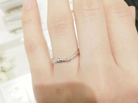 【THE KISS Anniversary(ザ・キッス　アニヴァーサリー)の口コミ】 Ｖラインのデザインが指をシャープに見せてくれ、メレダイヤは左右で非対…