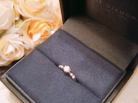 【ラザール ダイヤモンド(LAZARE DIAMOND)の口コミ】 定番のソリティアに少しデザインがあるものを探していました。
ドリルトン…