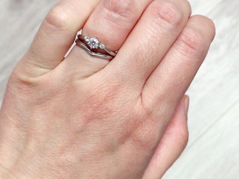 【STAR JEWELRY(スタージュエリー)の口コミ】 結婚指輪との組み合わせで購入しました。一緒にはめることが出来る、はめ…