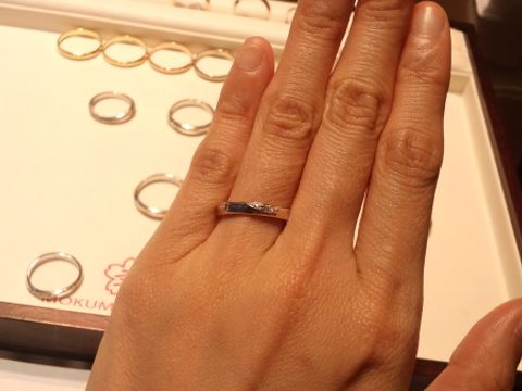 【杢目金屋(もくめがねや)の口コミ】 少し太め(最小でも2.5㎜とのこと)で、存在感を持っている指輪でした。また…