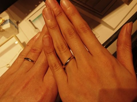 【銀座ダイヤモンドシライシの口コミ】 ダイヤモンドなどの装飾なしのシンプルな指輪です。その代わりプラチナが…