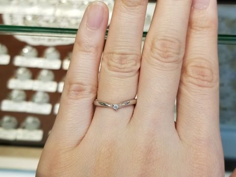 【アンジェリックフォセッテ(Angelique Fossette)の口コミ】 ネットで見て一目惚れしたデザインです。V字で中央が細く絞られて見えてダ…