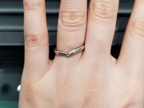 【ラザール ダイヤモンド(LAZARE DIAMOND)の口コミ】 ふっくらしたV字デザインでネットで見て一目惚れしました。正直他のデザイ…