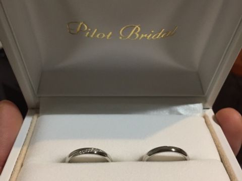 【PILOT BRIDAL(パイロットブライダル)の口コミ】 男女共に斜めのラインが入っておりシンプル過ぎず、女性のダイヤモンドの…