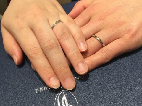 【銀座ダイヤモンドシライシの口コミ】 女性用が上半分に大小のダイヤモンドが付いており、その付け方を反対にす…