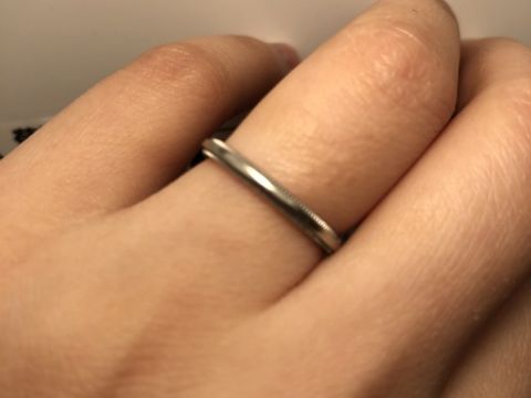 【ティファニー(Tiffany & Co.)の口コミ】 婚約指輪ももらったため結婚指輪はシンプルで毎日つけて家事をしても邪魔…