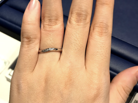 【銀座ダイヤモンドシライシの口コミ】 キラキラ感がとにかくお気に入りです。指輪のウェーブが緩やかなので、普…
