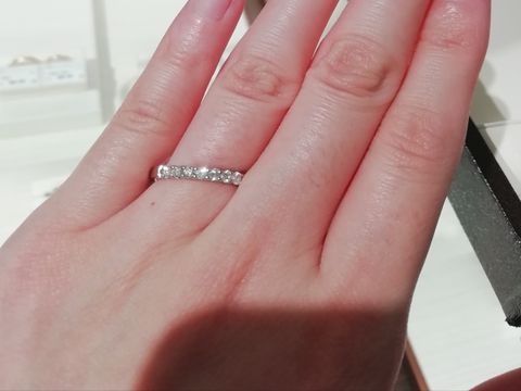 【CHARMY(チャーミー)の口コミ】 ・シンプルなデザインで、普段使いしやすい
・結婚指輪と合わせてつけやす…