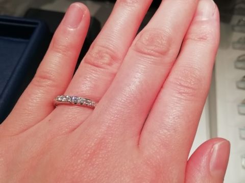 【銀座ダイヤモンドシライシの口コミ】 ・バージンロードがモチーフで、過去から現在、未来を表しており、意味の…