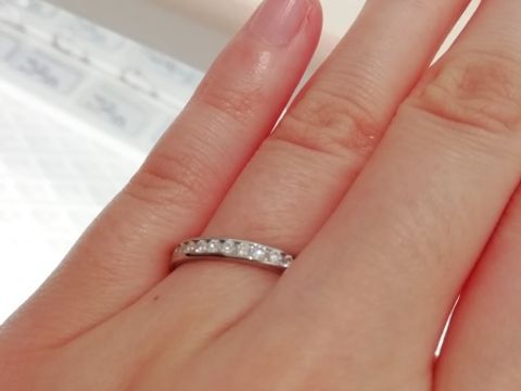 【festaria bijou SOPHIA(フェスタリア ビジュソフィア)の口コミ】 ・シンプルなデザインで、普段使いしやすい
・結婚指輪と合わせてつけやす…