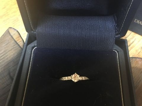 【銀座ダイヤモンドシライシの口コミ】 婚約指輪なので少し豪華なものが欲しいと思っていました。しかし私の手は…