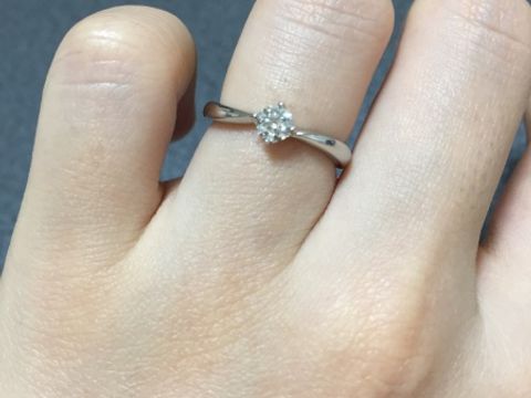 【アイプリモ(I-PRIMO)の口コミ】 一粒ダイヤモンドでシンプルな婚約指輪を希望していました。当初は曲線タ…