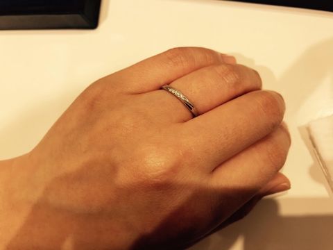 【4℃ BRIDAL(ヨンドシーブライダル)の口コミ】 自分の希望とイメージから店員さんが持ってきてくださった一つです。シン…