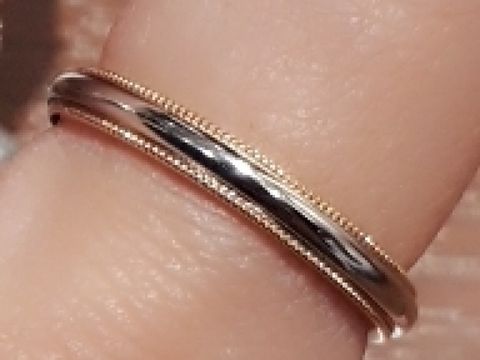 【ギンザタナカブライダル(GINZA TANAKA BRIDAL)の口コミ】 オーソドックスなミルグレインのデザイン、素材はプラチナとピンクゴール…