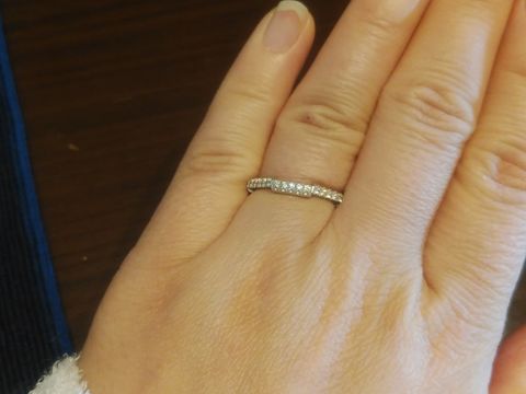 【グッチ(GUCCI)の口コミ】 ダイヤで囲まれている感じの指輪を探していました。こちらは半周弱しか入…