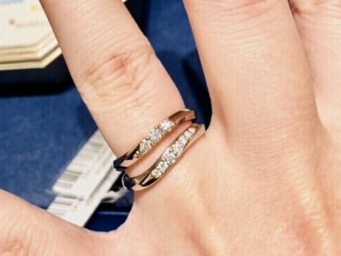 【銀座ダイヤモンドシライシの口コミ】 キラキラした指輪が良かったので、いろんな角度からキラキラ具合を確認し…