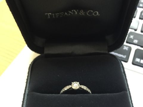 【ティファニー(Tiffany & Co.)の口コミ】 エンゲージリングのデザインは、真ん中に０．３ctくらいの１つ石がついて…