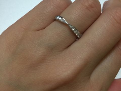 【ティファニー(Tiffany & Co.)の口コミ】 婚約指輪と重ね付けできるリングで、日常で付けていても華やかなものが希…
