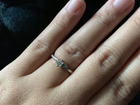 【4℃ BRIDAL(ヨンドシーブライダル)の口コミ】 指輪のデザインは中にもダイアが入っています。イニシャルや日付はなしで…