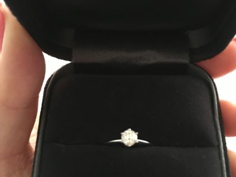 【ティファニー(Tiffany & Co.)の口コミ】 婚約指輪はティファニーのシンプルな一粒デザインと何故か頭の中で決まっ…