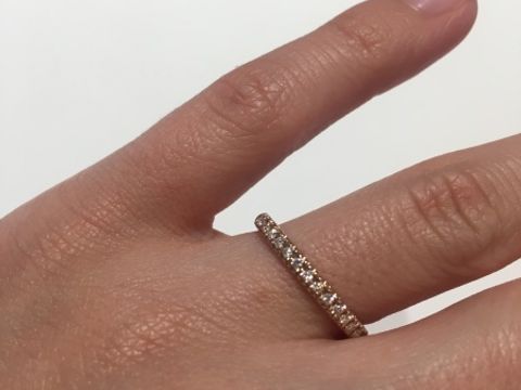 【BRILLIANCE+(ブリリアンスプラス)の口コミ】 レール留めのハーフエタニティリングを探していたのですが、キラキラ感が…