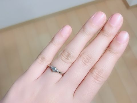 【アイプリモ(I-PRIMO)の口コミ】 ウェーブがかっていて指が長く見えるところ、メインのダイヤモンドの両側…