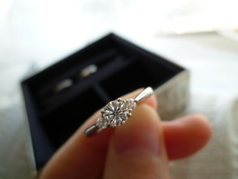 【ラザール ダイヤモンド(LAZARE DIAMOND)の口コミ】 横から見たときのデザインも可愛いことが一目惚れした理由です。
決め手と…