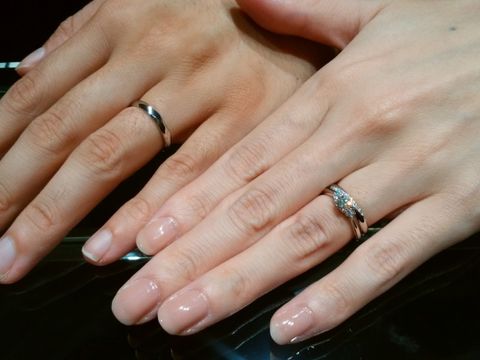 【ラザール ダイヤモンド(LAZARE DIAMOND)の口コミ】 結婚後は毎日つけるものなので派手すぎないものを探していました。
かと言…