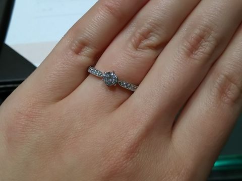 【アイプリモ(I-PRIMO)の口コミ】 アンティーク調でとてもおしゃれなデザインだと思いました。ミル打ちが特…