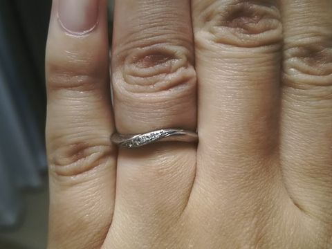 【ヴァンドーム青山(VENDOME AOYAMA)の口コミ】 まっすぐではないデザインの指輪を探していて、なおかつダイヤが入った指…