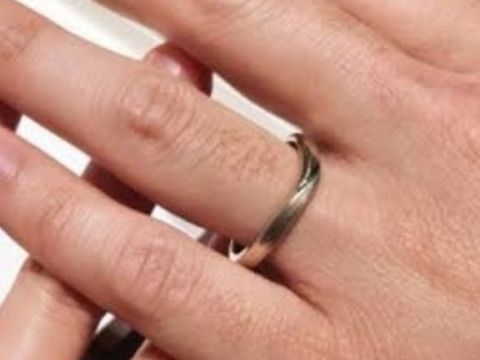 【杢目金屋(もくめがねや)の口コミ】 木目つむぎはＶ字で婚約指輪と重ね付けしたい女性にはおすすめです。今は…