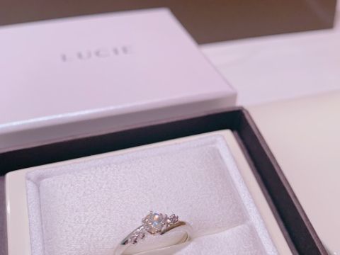 【LUCIE(ルシエ)の口コミ】 指輪のデザインがとても綺麗で、一見シンプルに見えますが、ホワイトダイ…