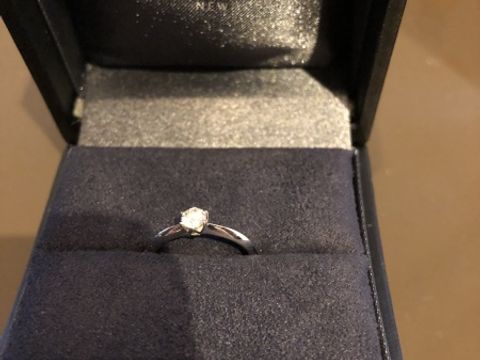 【ラザール ダイヤモンド(LAZARE DIAMOND)の口コミ】 ダイヤのカットが綺麗と評価が高かったこと
デザインがシンプルであったこ…