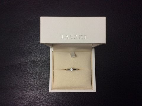 【TASAKI(タサキ)の口コミ】 いかにも婚約指輪な一粒石の形で探していました。色々試してみて、華奢で…