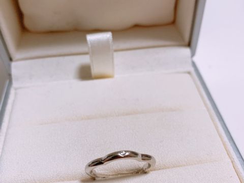【シャネル(CHANEL)の口コミ】 婚約指輪と重ね付けしたいと思い、同じ形のカメリアリングを購入しました…