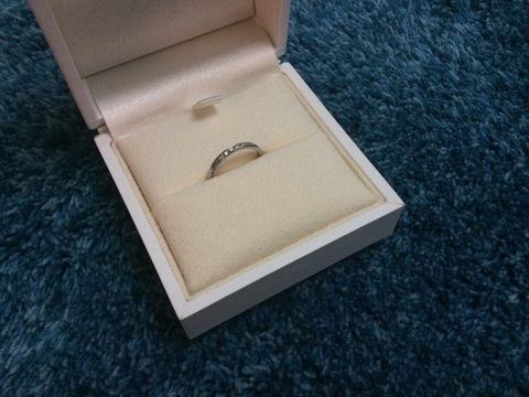 【ENUOVE(イノーヴェ)の口コミ】 毎日つけるものなのでフラットなもので、かつ石の入った華やかなデザイン…