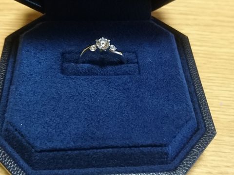 【ROYAL ASSCHER(ロイヤル・アッシャー)の口コミ】 一目でデザインが気に入りました❗
ダイヤの輝きも素敵で、本当に良いもの…