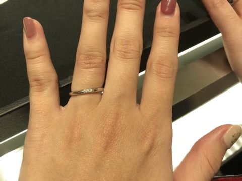 【ティファニー(Tiffany & Co.)の口コミ】 華奢で可愛いデザインです。幅は2ミリ。ダイヤモンドが3石ついているので…