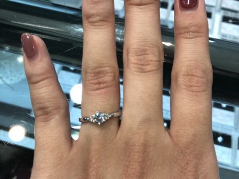 【宝寿堂(ほうじゅどう)の口コミ】 ストレートデザインで大粒0.5ct.ダイヤモンド
指が9号から10号(デザインに…