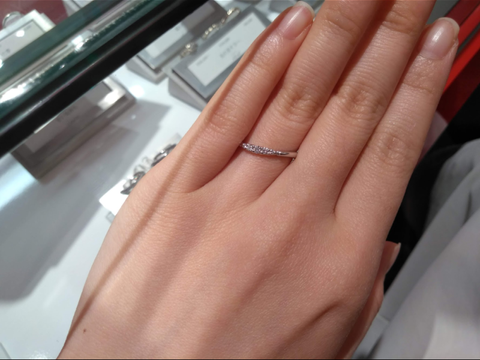 【AFFLUX(アフラックス)の口コミ】 あまり太い指輪が好みではなかったのですが、逆に細すぎるのも好みではな…