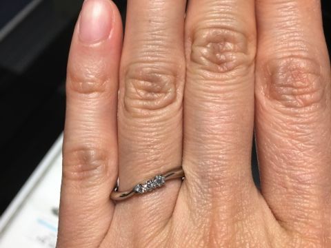 【エクセルコダイヤモンド(EXELCO DIAMOND)の口コミ】 他の人があまりつけていないデザインで、ダイヤモンドが3つついて華やかで…