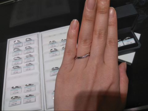 【銀座ダイヤモンドシライシの口コミ】 とっても繊細な輝きをもつリングです。右側にストーンが来ることによって…