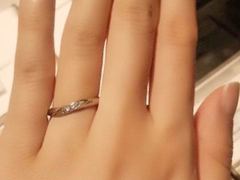 【アイプリモ(I-PRIMO)の口コミ】 ウェーブ型が指を綺麗に見せてくれました。ダイヤがたくさんついていて、…